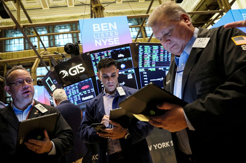 &copy; Reuters. FILE PHOTO: Traders work on the floor of the New York Stock Exchange (NYSE) in New York City, U.S., November 15, 2022. REUTERS/Brendan McDermid