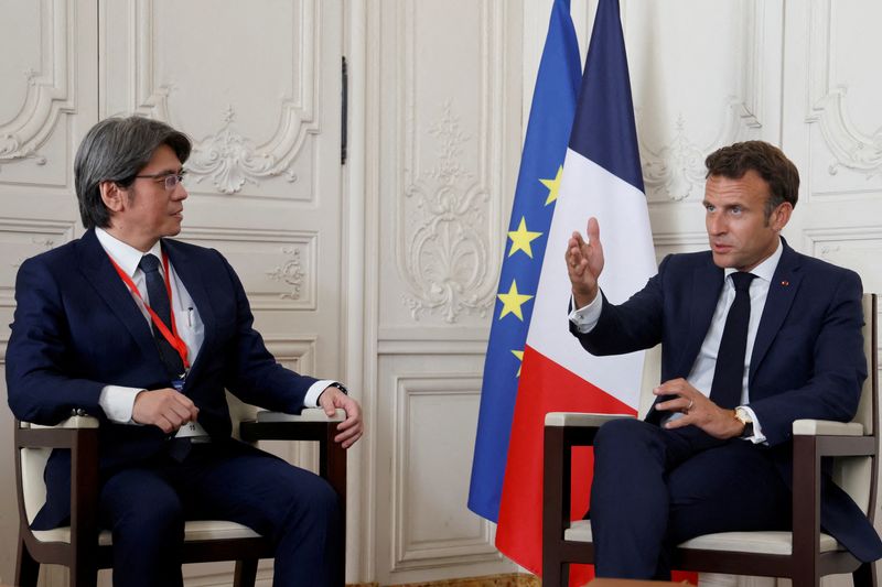© Reuters. Emmanuel Macron s'entretient avec le PDG de ProLogium, Vincent Yang, au château de Versailles. /Photo prise le 11 juillet 2022/REUTERS/Ludovic Marin