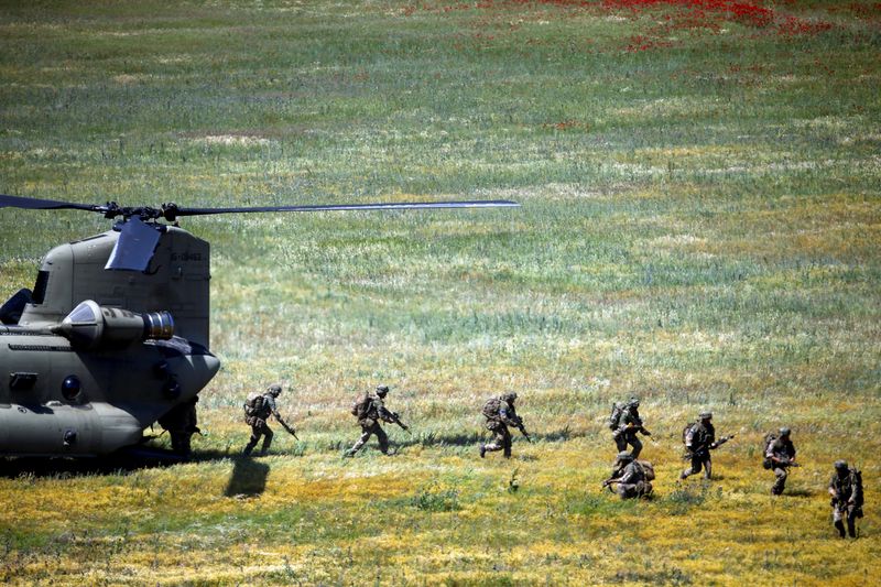 &copy; Reuters. FOTO DE ARCHIVO: Soldados británicos se despliegan para un ejercicio mientras las tropas aliadas de la OTAN llevan a cabo ejercicios Swift Response 22 durante una jornada de puertas abiertas para los medios de comunicación en la base militar de Krivolak