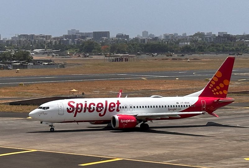 &copy; Reuters. FILE PHOTO: A SpiceJet passenger aircraft taxis on the tarmac at Chhatrapati Shivaji International Airport in Mumbai, India, May 29, 2023. REUTERS/Francis Mascarenhas