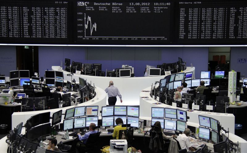 &copy; Reuters. Trader alla Borsa di Francoforte. 13 agosto 2012. REUTERS/Remote/Tobias Schwarz