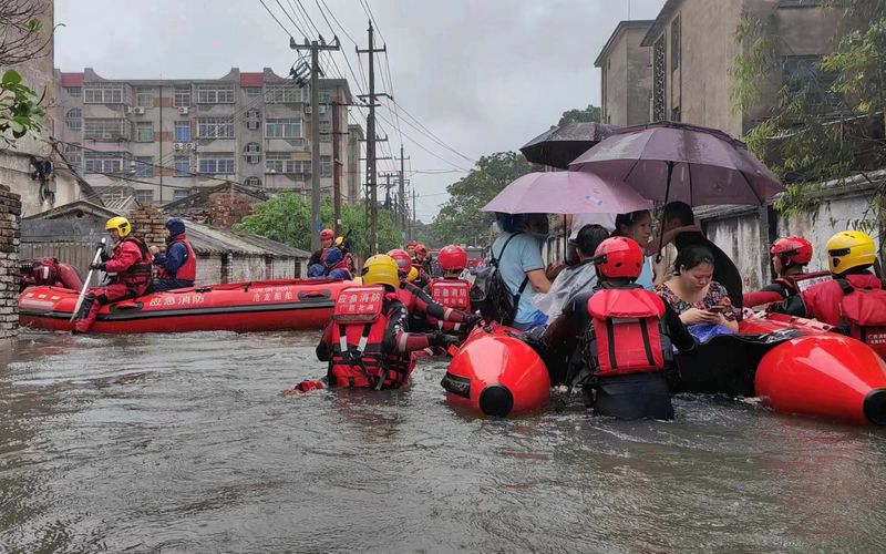 &copy; Reuters. Des secouristes évacuent des résidents bloqués dans une rue inondée à la suite de fortes pluies à Beihai, dans la région autonome Zhuang du Guangxi, en Chine. /Photo prise le 8 juin 2023/REUTERS/cnsphoto