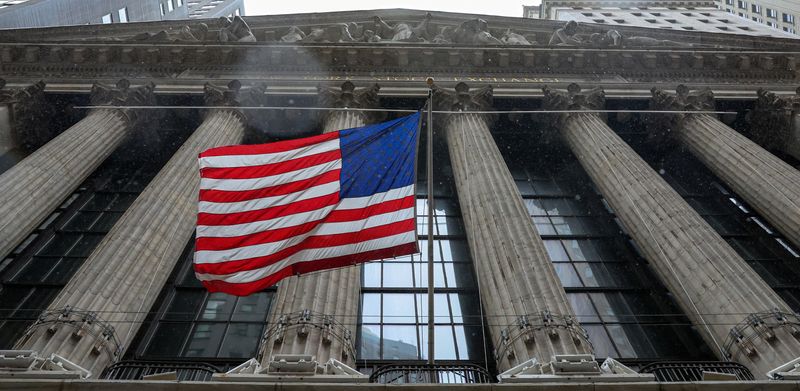 © Reuters. The U.S. flag flutters outside the New York Stock Exchange (NYSE) in New York City, U.S., March 13, 2023.  REUTERS/Brendan McDermid