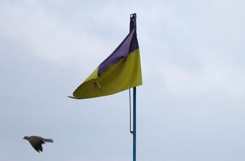 &copy; Reuters. Un drapeau ukrainien flotte sur la ligne de front de Bakhmut et Chasiv Yar. /Photo prise le 11 avril 2023/REUTERS/Kai Pfaffenbach