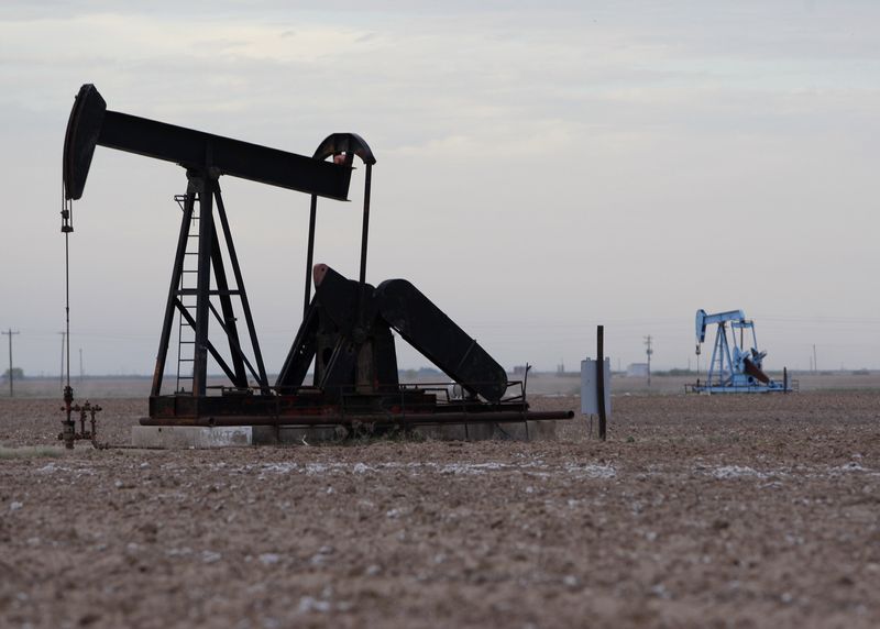 &copy; Reuters. Pompe petrolifere a Midland in Texas. 9 maggio 2008.   REUTERS/Jessica Rinaldi (UNITED STATES)