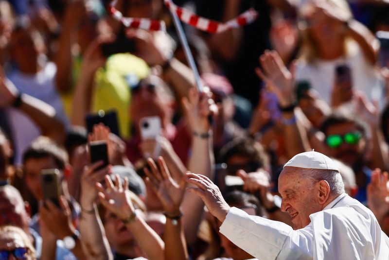 &copy; Reuters. FILE PHOTO: Pope Francis greets people as he arrives for the weekly general audience on the day he is due to undergo abdominal surgery, in St. Peter's Square at the Vatican, June 7, 2023. REUTERS/Yara Nardi