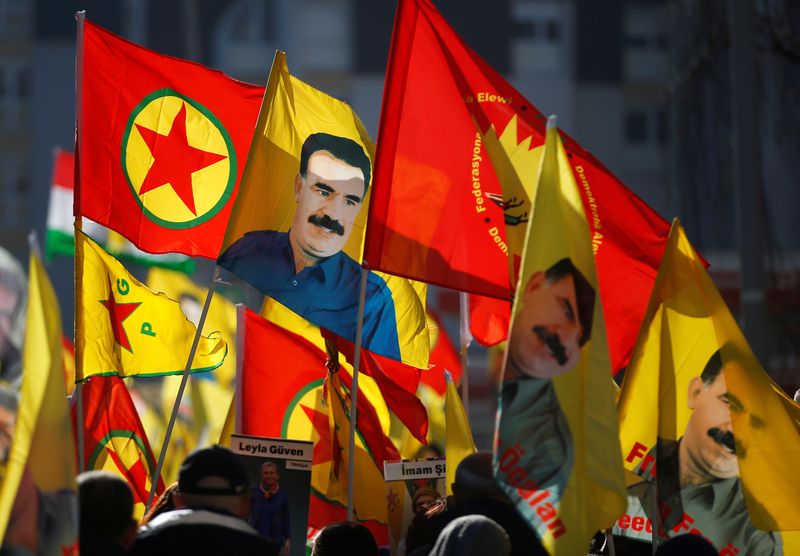 &copy; Reuters. FOTO DE ARCHIVO Banderas del Partido de los Trabajadores de Kurdistán junto a imágenes de su líder Abdullah Öcalan durante una protesta en Estrasburgo, Francia, el 16 de febrero de 2019. REUTERS/Vincent Kessler