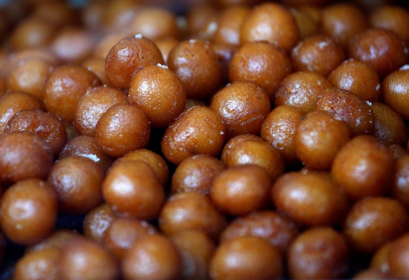 &copy; Reuters. حلوى الجولاب جامونس الهندية معروضة للبيع في متجر حلويات في مومباي في صورة من أرشيف رويترز.
