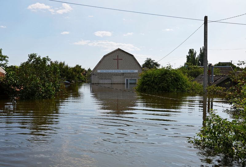 &copy; Reuters. Zona residencial inundada tras el colapso de la presa de Nova Kajovka en el curso del conflicto entre Rusia y Ucrania, en la ciudad de Hola Prystan en la región de Jersón, Ucrania controlada por Rusia, 8 de junio de 2023. REUTERS/Alexander Ermochenko