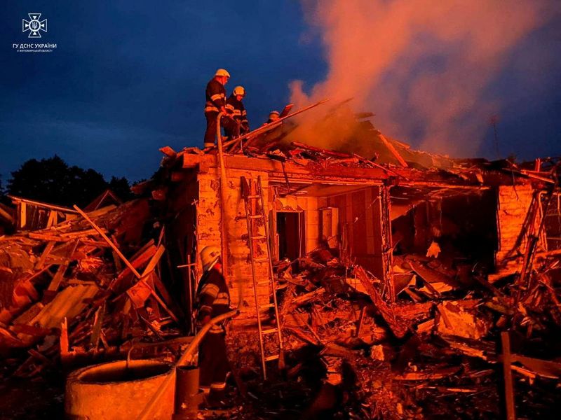 &copy; Reuters. Bombeiros trabalham em área residencial após ataque de míssil russo na cidade de Zviahel, Ucrânia
09/06/2023. 
Press service of the State Emergency Service of Ukraine in Zhytomyr region/Handout via REUTERS