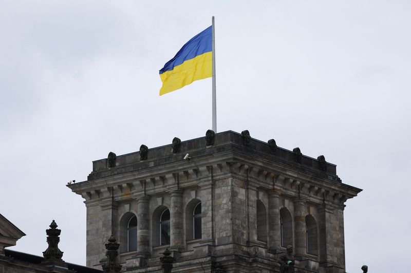 &copy; Reuters. Un drapeau national ukrainien flotte au sommet du bâtiment du Reichstag, à Berlin. /Photo prise le 24 février 2023/REUTERS/Fabrizio Bensch