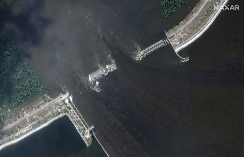 &copy; Reuters. Imagem de satélite da barragem e hidrelétrica de Kakhovka após seu colapso
07/06/2023. Maxar Technologies/Handout via REUTERS