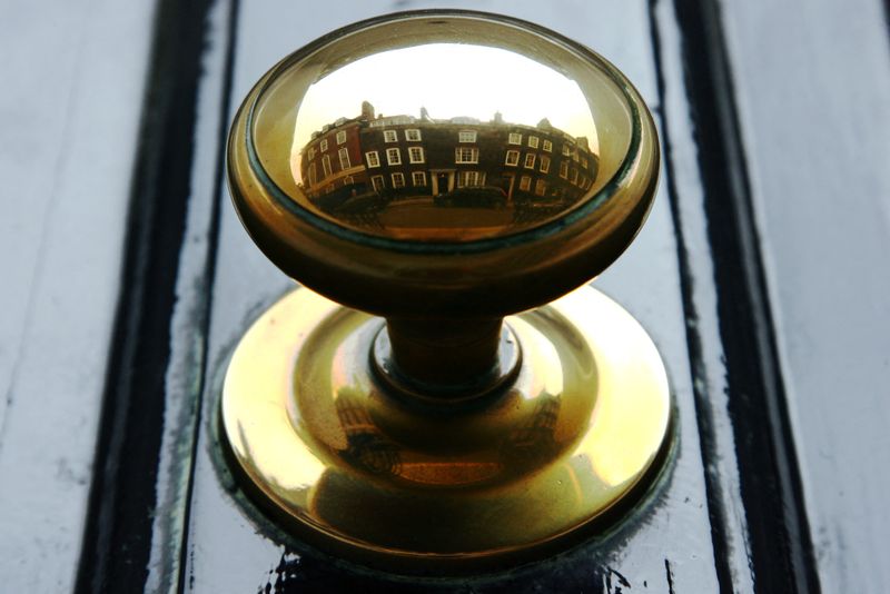 &copy; Reuters. FILE PHOTO: Houses are reflected in the door handle of a property in central London in this August 18, 2008 file photo. REUTERS/Luke MacGregor/File Photo