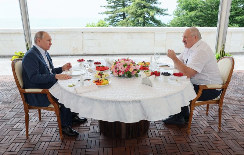 &copy; Reuters. الرئيس الروسي فلاديمير بوتين خلال اجتماعه مع نظيره الروسي ألكسندر لوكاشينكو في منتجع سوتشي يوم الجمعة . صورة لرويترز من الكرملين .   
