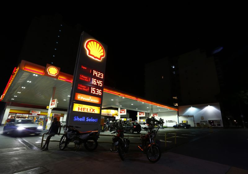 Exclusive-Shell pivots back to oil to win over investors -sources