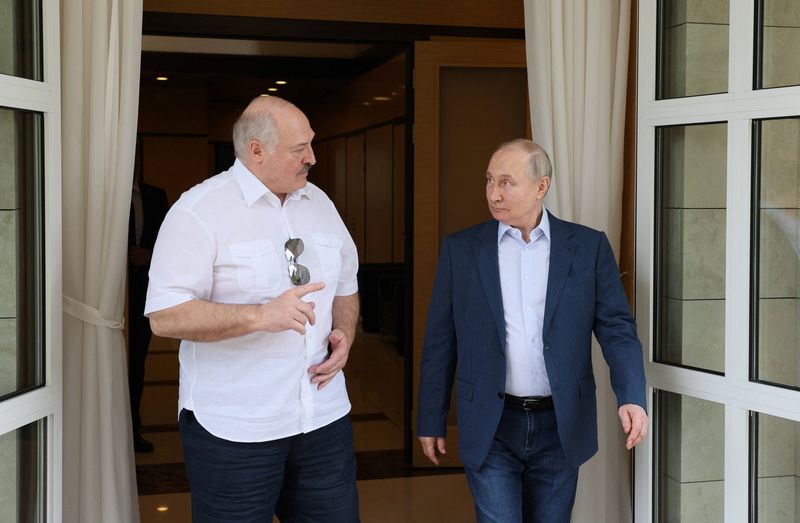 &copy; Reuters. El presidente ruso, Vladimir Putin, y el presidente bielorruso, Alexander Lukashenko, hablan durante una reunión en la residencia Bocharov Ruchei en Sochi, Rusia. 9 de junio de 2023. Sputnik/Gavriil Grigorov/Kremlin vía REUTERS