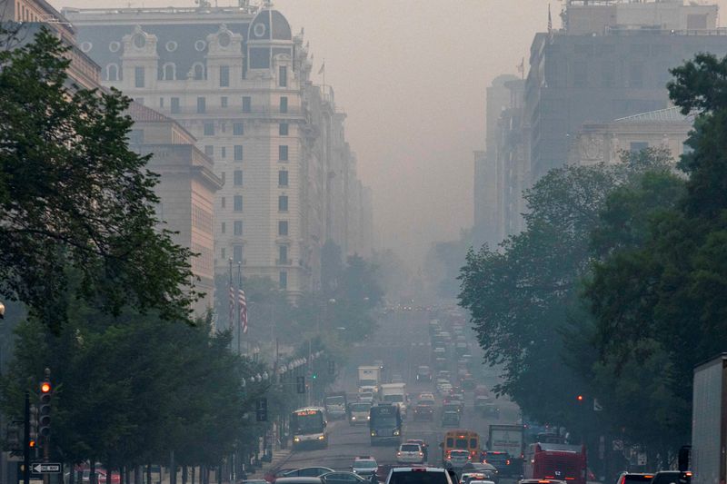 &copy; Reuters. FILE PHOTO: Downtown Washington, D.C. is seen shrouded in haze and smoke caused by wildfires in Canada, in Washington, U.S., June 8, 2023. REUTERS/Amanda Andrade-Rhoades