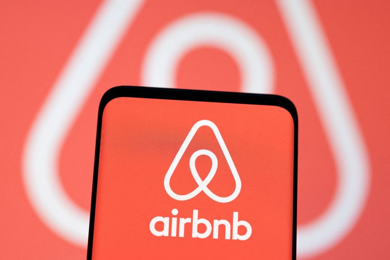 &copy; Reuters. Le logo d'Airbnb dans cette illustration. /Photo prise le 3 mai 2022/REUTERS/Dado Ruvic