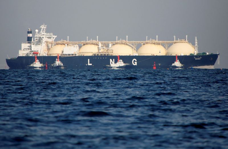 &copy; Reuters. FOTO DE ARCHIVO. Un buque cisterna de gas natural licuado (GNL) es remolcado hacia una central térmica en Futtsu, al este de Tokio, Japón. 13 de noviembre de 2017. REUTERS/Issei Kato