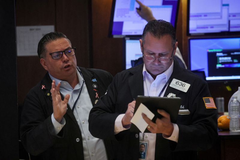 © Reuters. Traders work on the floor of the New York Stock Exchange (NYSE) in New York City, U.S., May 10, 2023.  REUTERS/Brendan McDermid