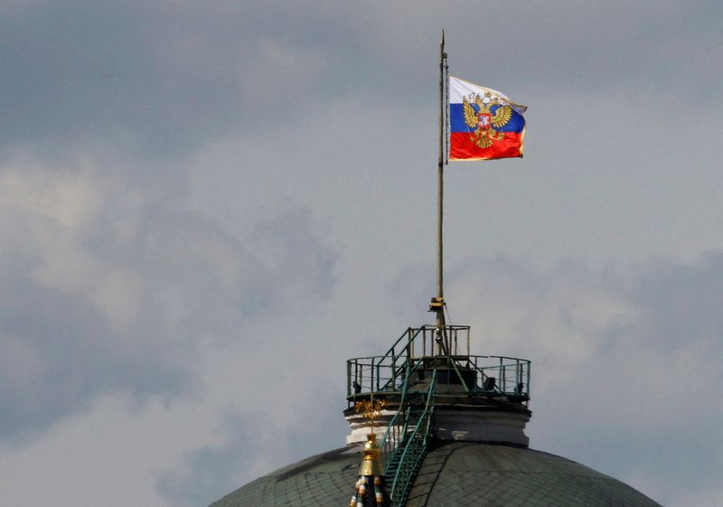 &copy; Reuters. Le drapeau russe flotte sur le dôme du bâtiment du Sénat du Kremlin à Moscou. /Photo prise le 4 mai 2023/REUTERS/Stringer