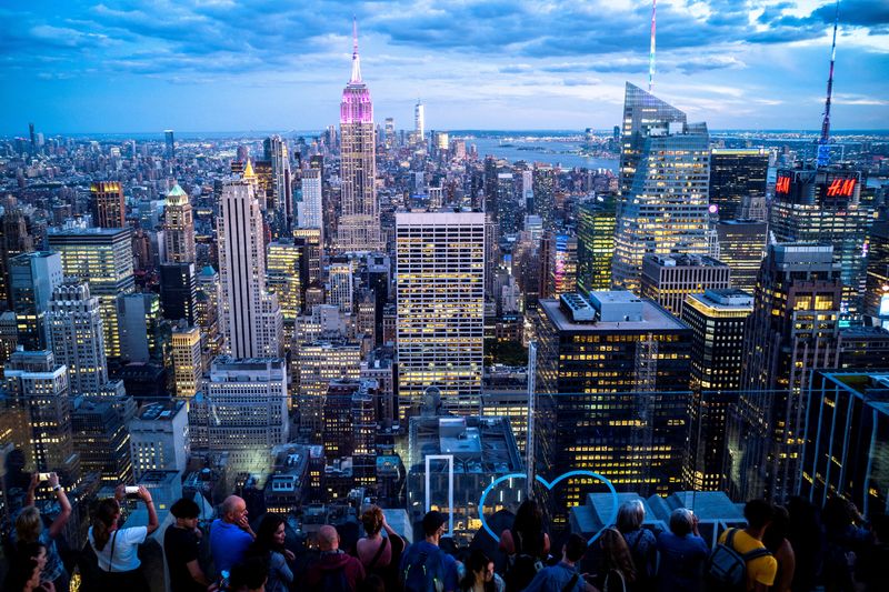 &copy; Reuters. FILE PHOTO: People enjoy the Manhattan skyline during sunset, from the Top of the Rock observation deck, at Rockefeller Center, in New York, U.S., June 28, 2022. REUTERS/Athit Perawongmetha/File Photo