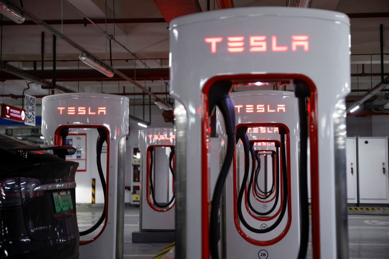 © Reuters. Tesla charging stations are pictured in a parking lot in Shanghai, China March 13, 2021. Picture taken March 13, 2021. REUTERS/Aly Song
