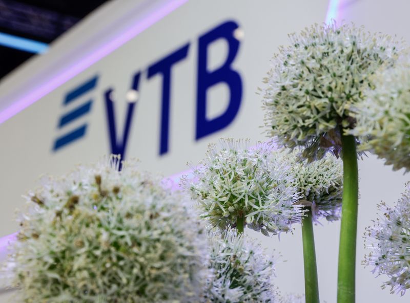 © Reuters. The logo of VTB bank is seen behind plants at the St. Petersburg International Economic Forum (SPIEF) in Saint Petersburg, Russia June 15, 2022. REUTERS/Maxim Shemetov