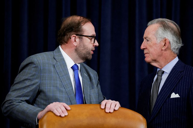 &copy; Reuters. FILE PHOTO: U.S. House of Representatives Ways and Means Committee Chairman Jason Smith (R-MO) speaks with Representative Richard Neal (D-MA) on Capitol Hill in Washington, U.S., March 10, 2023. REUTERS/Evelyn Hockstein/File Photo