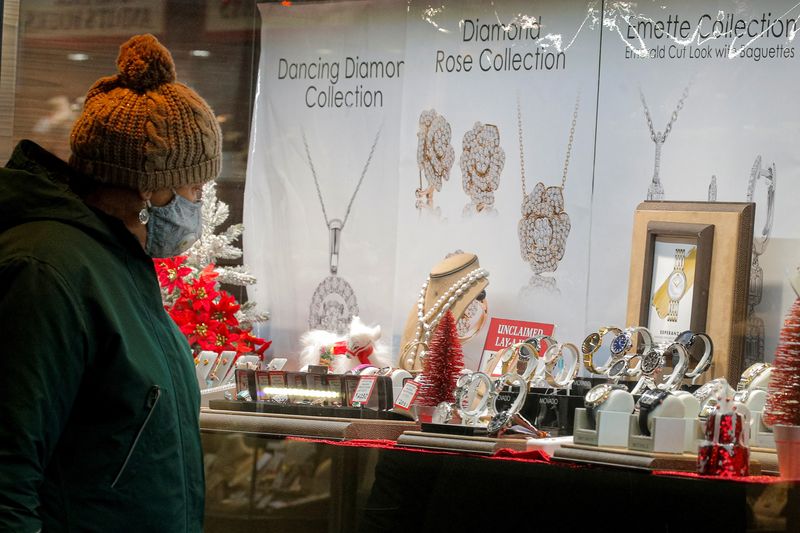 &copy; Reuters. FILE PHOTO: A shopper looks at jewelry in a store window in Brooklyn, New York, U.S., December 8, 2020.  REUTERS/Brendan McDermid/