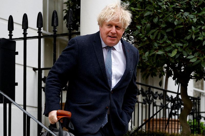 &copy; Reuters. FOTO DE ARCHIVO: El exprimer ministro británico Boris Johnson sale de su casa, en Londres, Gran Bretaña. 21 de marzo 2023. REUTERS/Peter Nicholls/