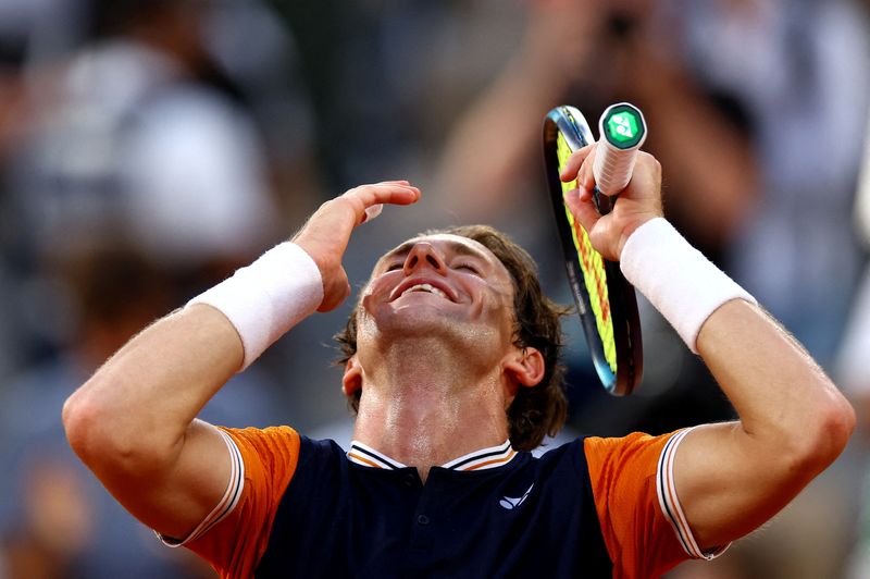 &copy; Reuters. كاسبر رود يحتفل بفوزه في نصف نهائي بطولة فرنسا المفتوحة للتنس على ألكسندر زفيريف يوم الأربعاء. تصوير: ليسي نيسيه- رويترز.