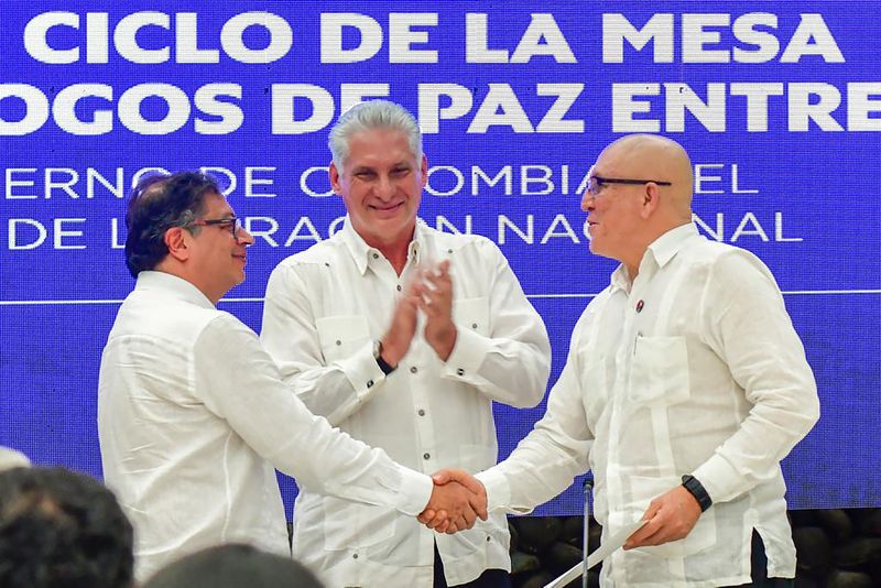 &copy; Reuters. Presidente da Colômbia, Gustavo Petro, e o comandante do ELN, Antonio Garcia, apertam as mãos enquanto o presidente de Cuba, Miguel Díaz-Canel, aplaude, durante o anúncio de cessar-fogo
09/06/2023
Presidência da Colômbia/Divulgação via REUTERS