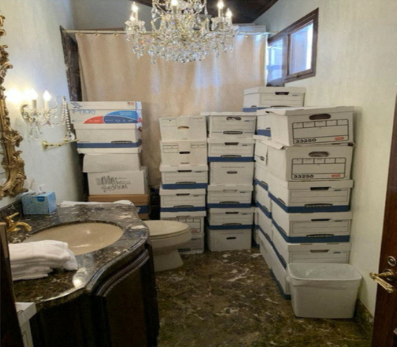 © Reuters. A photo published by the U.S. Justice Department in their charging document against former U.S. President Donald Trump shows boxes of documents stored in a bathroom at Trump's Mar-a-Lago club in Florida in early 2021 as seen embedded in the document released by the Justice Department in Washington, U.S. June 9, 2023.  U.S. Justice Department/Handout via Reuters  REFILE - QUALITY REPEAT