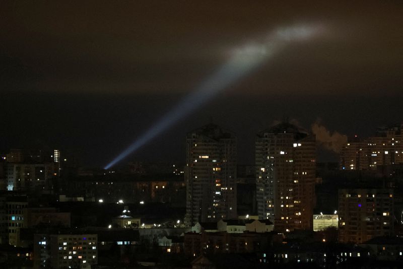 &copy; Reuters. Ataque russo com drones em Kiev, na Ucrânia
27/02/2023
REUTERS/Gleb Garanich