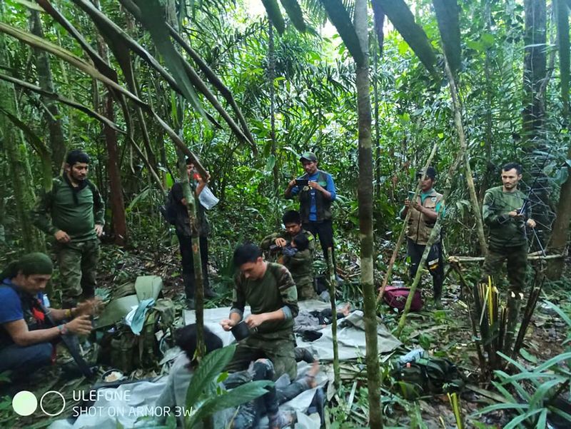 &copy; Reuters. جنود من الجيش الكولومبي مع الأطفال الناجين من طائرة سيسنا 206 التي تحطمت في غابة بالقرب من الحدود بين إقليمي كاكيتا وجوافياري يوم الجمعة. صور