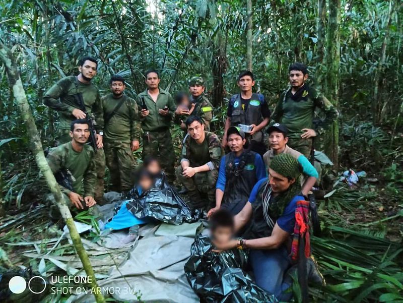 © Reuters. Colombian military soldiers pose for a photo after the rescue of child survivors from a Cessna 206 plane that crashed on May 1 in the jungles of Caqueta, in limits between Caqueta and Guaviare, in this handout photo released June 9, 2023. Presidency/Handout via REUTERS 