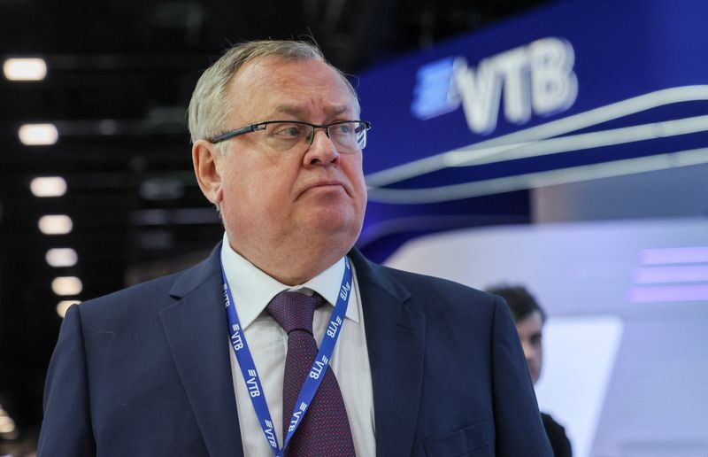 &copy; Reuters. أندري كوستين، الرئيس التنفيذي لبنك في.تي.بي، ثاني أكبر البنوك الروسية، لدى حضوره المنتدى الاقتصادي العالمي في سان بطرسبرج يوم 17 يونيو حزيرا