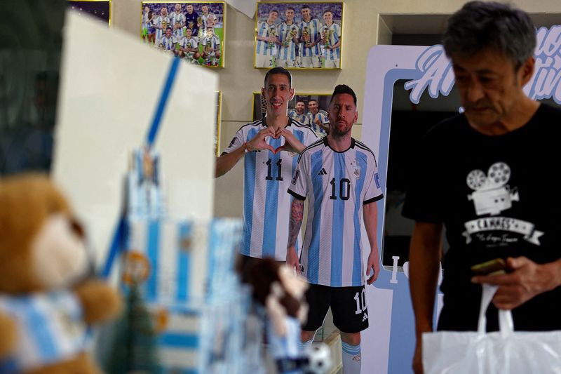 &copy; Reuters. صور مقصوصة بحجم لاعبَي كرة القدم الأرجنتينيين ليونيل ميسي وأنخيل دي ماريا في أحد المتاجر التي تبيع سلعا لكرة القدم الأرجنتينية في بكين يوم 