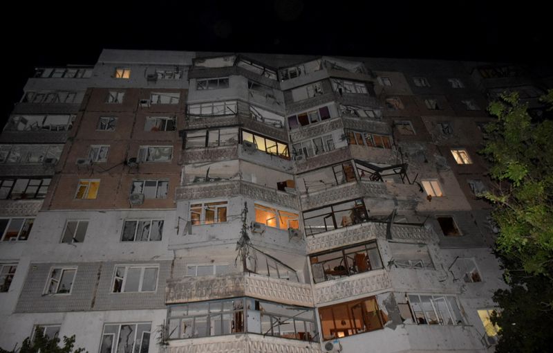 &copy; Reuters. صورة تعرض أضرارا لحقت بالبناية السكنية خلال هجوم روسي بطائرات مسيرة على مدينة أوديسا يوم السبت. صورة لرويترز من القوات المسلحة الأوكرانية