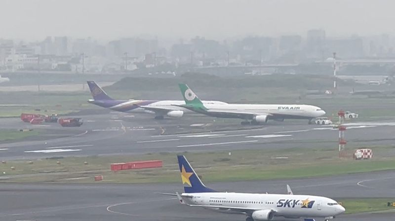 &copy; Reuters. Photo des avions de Thai Airways et d'Eva Airways à l'aéroport international de Tokyo-Haneda. /Photo prise le 10 juin 2023  à Tokyo, Japon/Twitter@hankyu_1306F/REUTERS