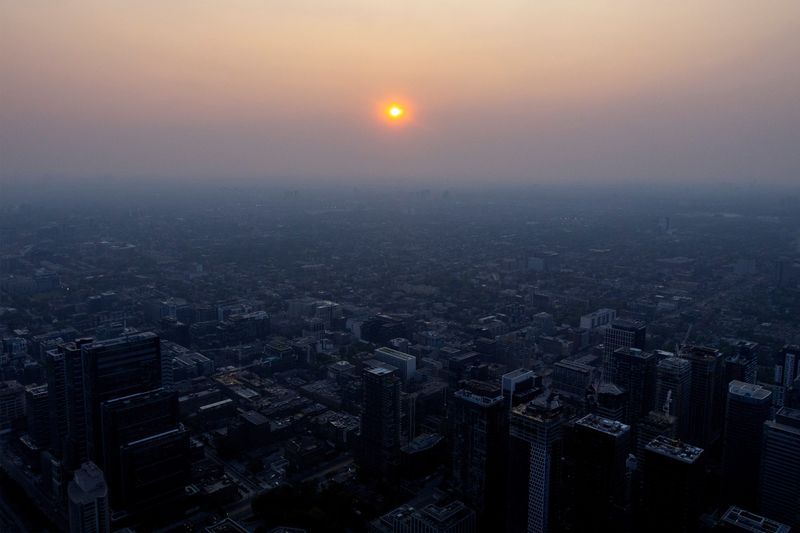 © Reuters. A smokey Toronto skyline is seen with a blanket of smoke from the CN Tower as wildfires in Ontario and Quebec continue to burn, in Toronto, Ontario, Canada June 6, 2023. REUTERS/Carlos Osorio