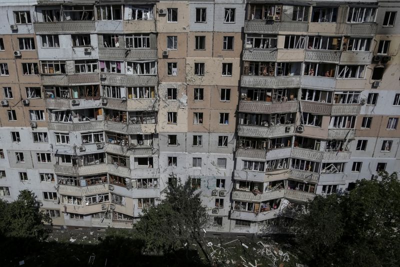 © Reuters. A view shows an apartment building damaged during a massive Russian drone strike, amid Russia's attack on Ukraine, in Odesa, Ukraine June 10, 2023. REUTERS/Serhii Smolientsev