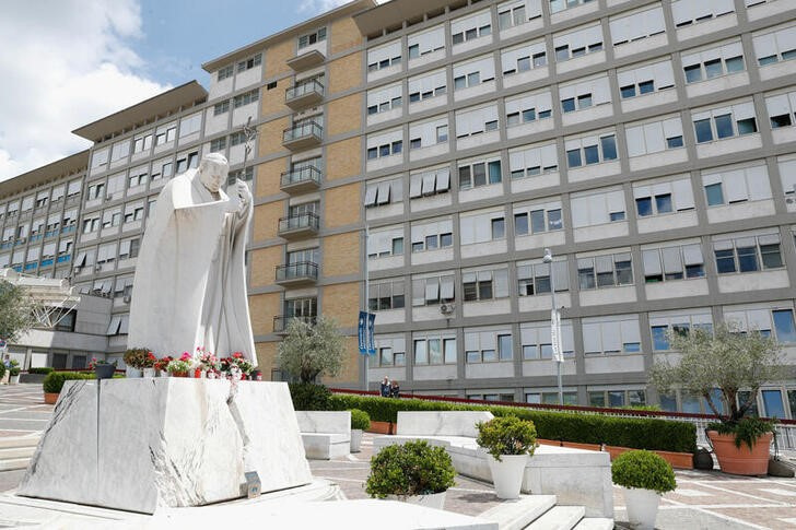 &copy; Reuters. Plano general de la estatua del Papa Juan Pablo II frente a la fachada del Hospital Gemelli, donde el Papa Francisco se recupera de una cirugía abdominal, en Roma, Italia. 10 junio 2023. REUTERS/Remo Casilli