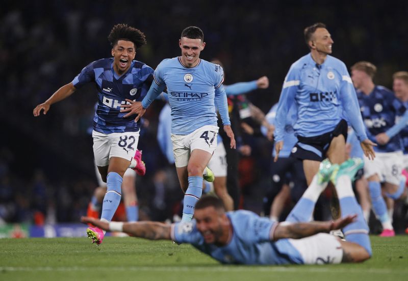 &copy; Reuters. Soccer Football - Champions League Final - Manchester City v Inter Milan - Ataturk Olympic Stadium, Istanbul, Turkey - June 10, 2023 Manchester City's Kyle Walker, Rico Lewis and Phil Foden celebrate after winning the Champions League REUTERS/Dilara Senka