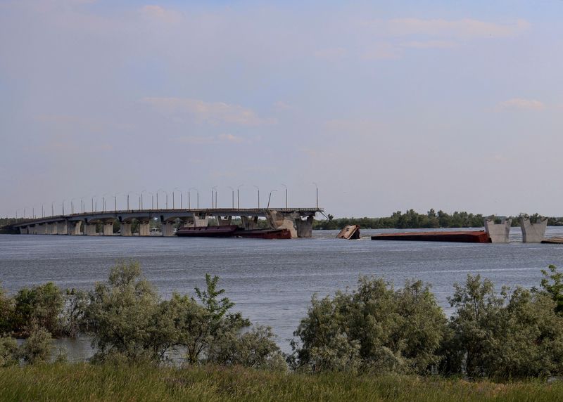 &copy; Reuters. جسر أنتونيفسكي المدمر يظهر فوق نهر دنيبرو الذي غمرته الفيضانات عقب انهيار سد كاخوفكا بالقرب من خيرسون في أوكرانيا يوم الثامن من يونيو حزيرا