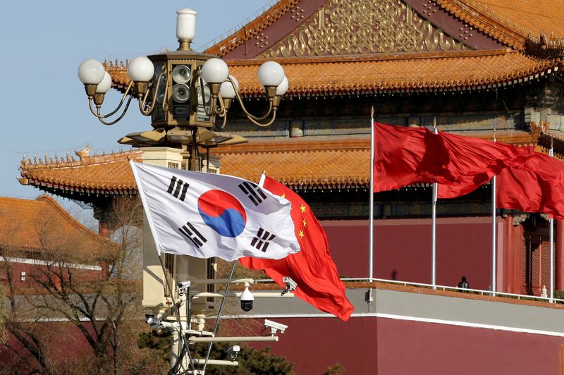 &copy; Reuters. علما كوريا الجنوبية والصين يرفرفان بالقرب من بوابة تيانانمين في بكين. صورة من أرشيف رويترز.