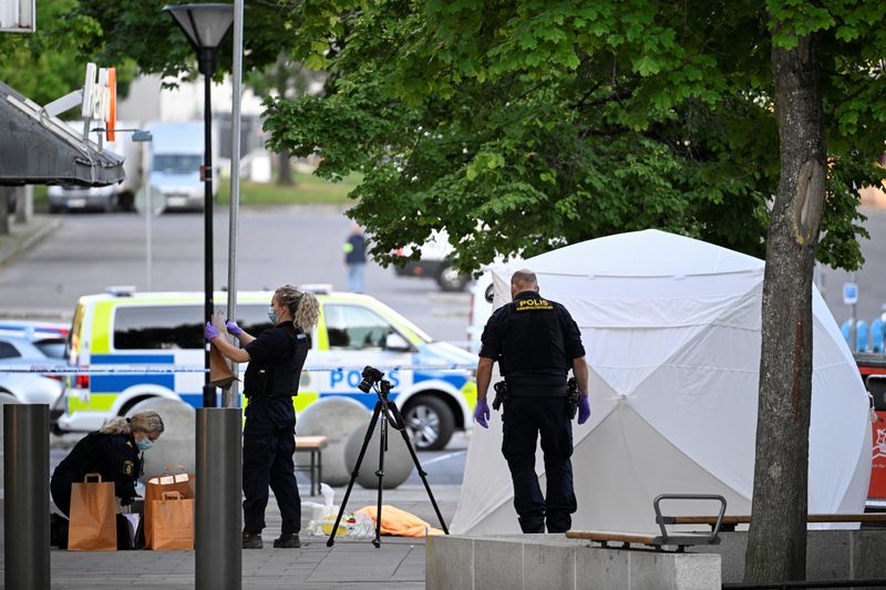 &copy; Reuters. رجال شرطة يعملون في موقع عقب إطلاق نار جنوب العاصمة السويدية ستوكهولم يوم السبت. صورة لرويترز من وكالة تي.تي السويدية للأنباء. يحظر تداول ال