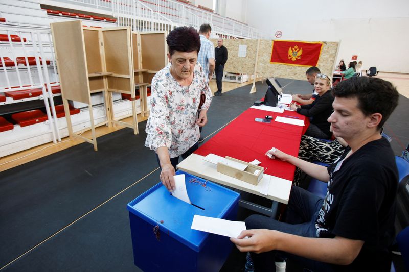 &copy; Reuters. امرأة تدلي بصوتها في مركز اقتراع في الانتخابات البرلمانية المبكرة في بودجوريتشا بالجبل الأسود يوم الأحد. تصوير: ستيفو فاسيليفيتش - رويترز.
