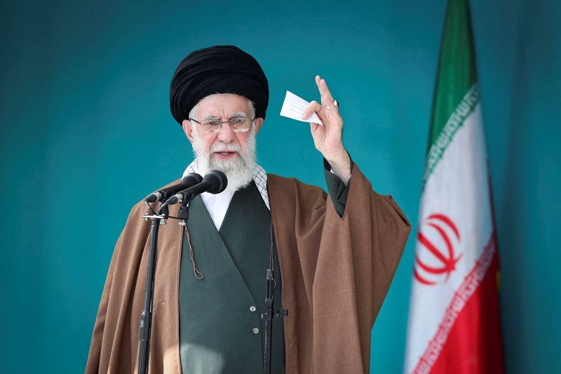&copy; Reuters. الزعيم الأعلى الإيراني آية الله علي خامنئي يتحدث أثناء خطبة صلاة عيد الفطر في طهران يوم 22 أبريل نيسان 2023. صورة لرويترز من وكالة غرب آسيا للأن